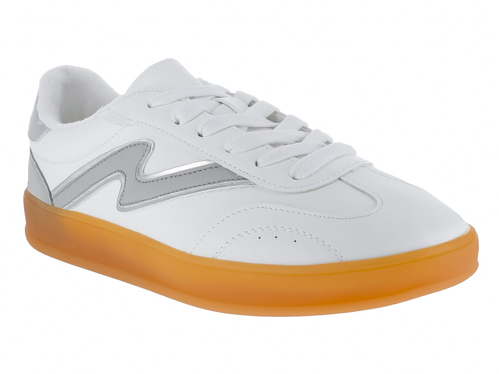 Tenis blancos con detalles plateados y suela de goma color café.