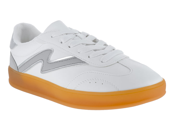 Tenis blancos con detalles plateados y suela de goma color café.
