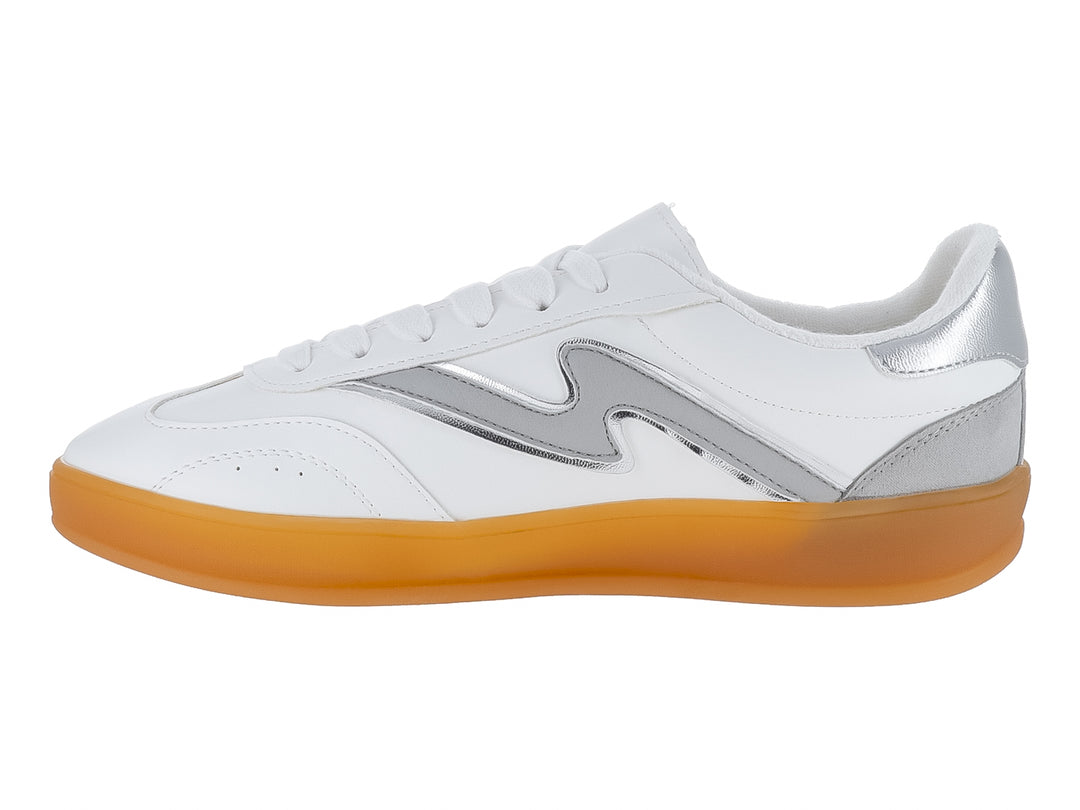 Tenis blancos con detalles plateados y suela de goma color café.