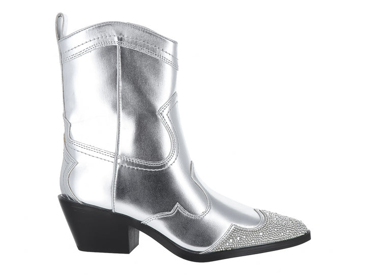 Bota vaquera Madden Girl en color plateado metálico con detalles de brillos en la punta y tacón negro.