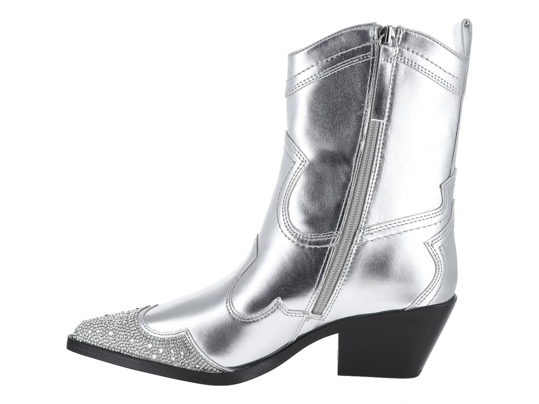 Bota vaquera Madden Girl en color plateado metálico con detalles de brillos en la punta y tacón negro.