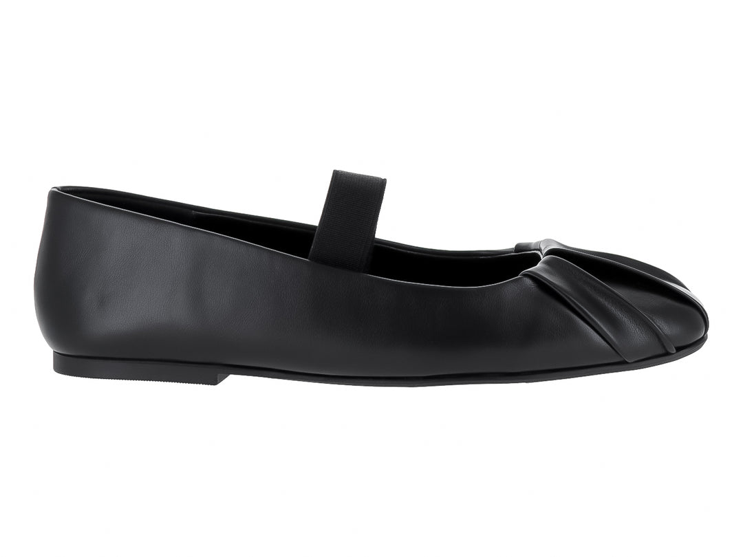 Zapato plano color negro con correa en el empeine y detalle fruncido en la punta.