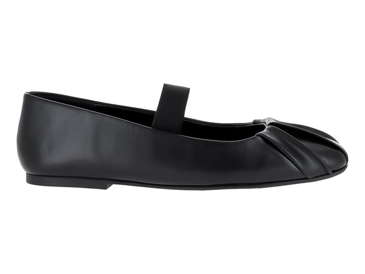 Zapato plano color negro con correa en el empeine y detalle fruncido en la punta.
