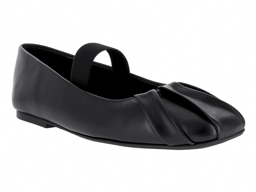Zapato plano color negro con correa en el empeine y detalle fruncido en la punta.