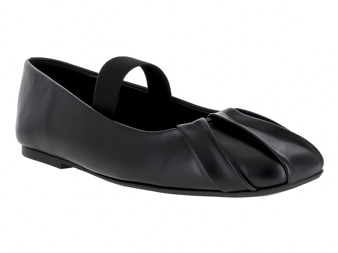 Zapato plano color negro con correa en el empeine y detalle fruncido en la punta.