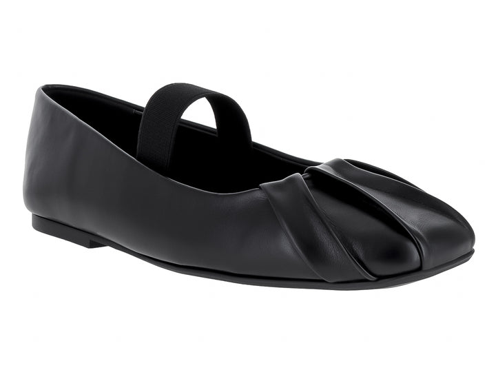 Zapato plano color negro con correa en el empeine y detalle fruncido en la punta.