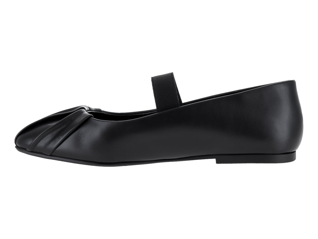 Zapato plano color negro con correa en el empeine y detalle fruncido en la punta.