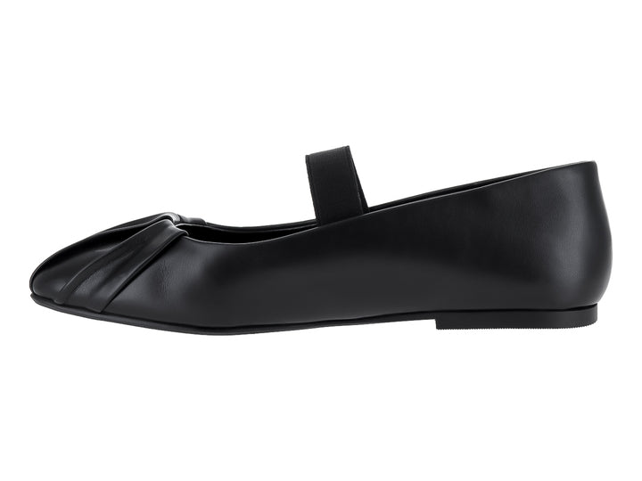 Zapato plano color negro con correa en el empeine y detalle fruncido en la punta.