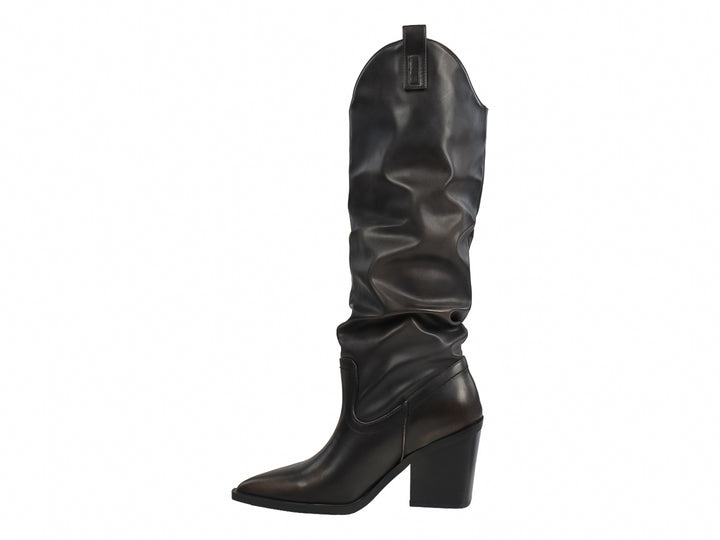 Bota alta de color marrón oscuro con efecto desgastado y tacón grueso.