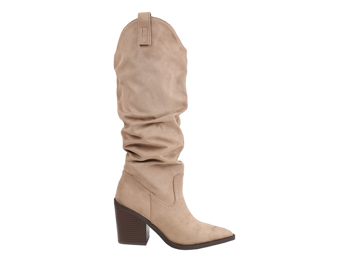 Bota alta color beige con tacón cuadrado y caña arrugada.