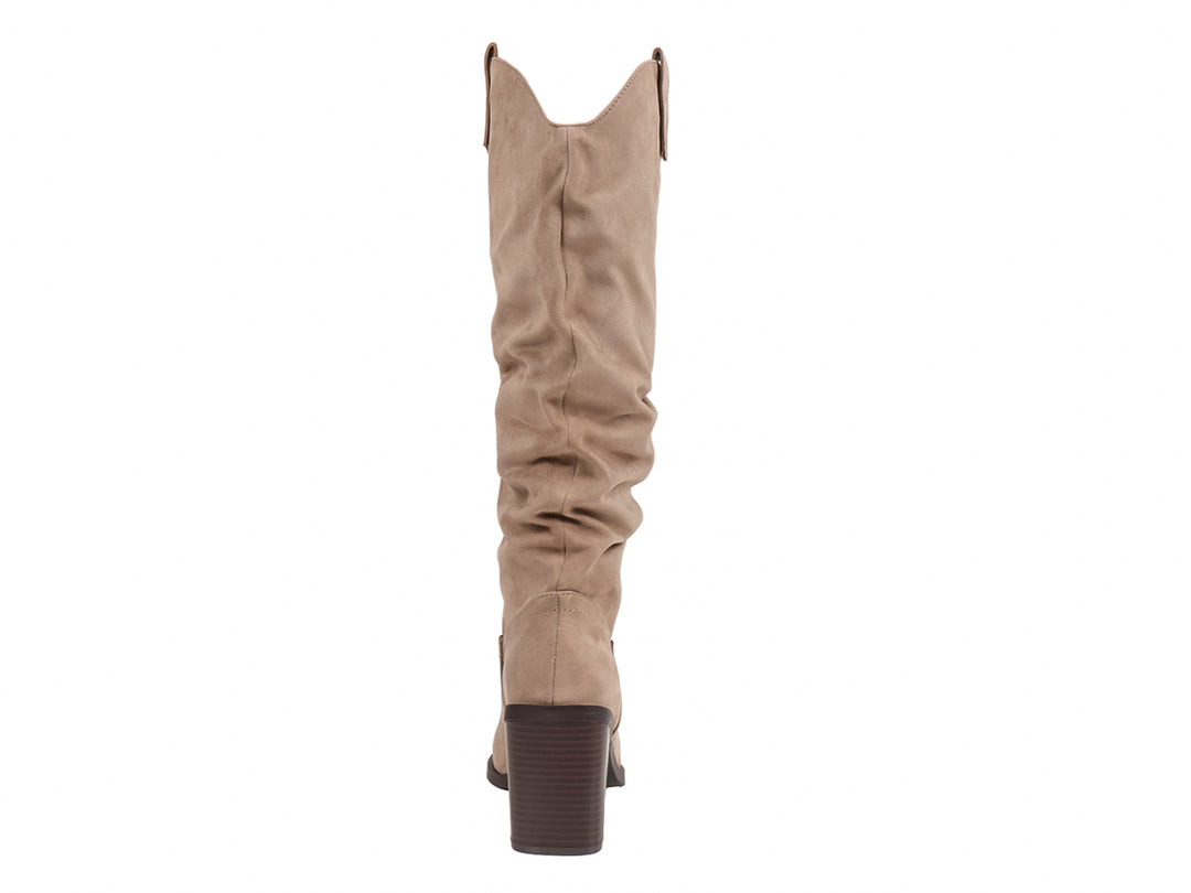 Bota alta color beige con tacón cuadrado y caña arrugada.