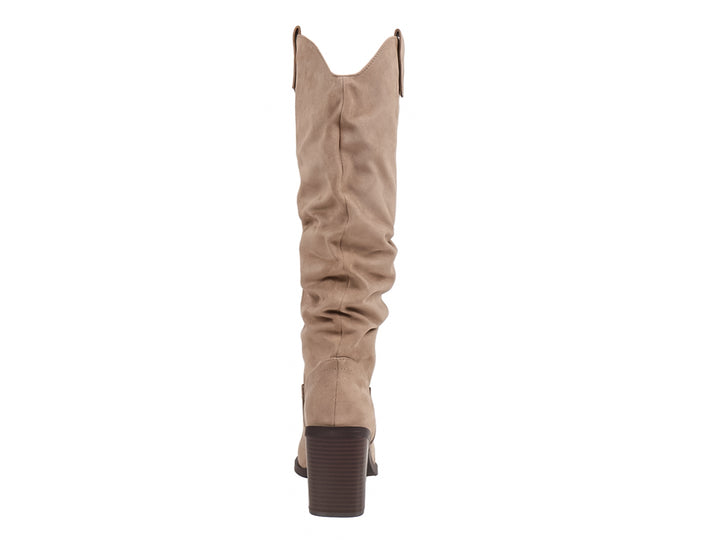 Bota alta color beige con tacón cuadrado y caña arrugada.
