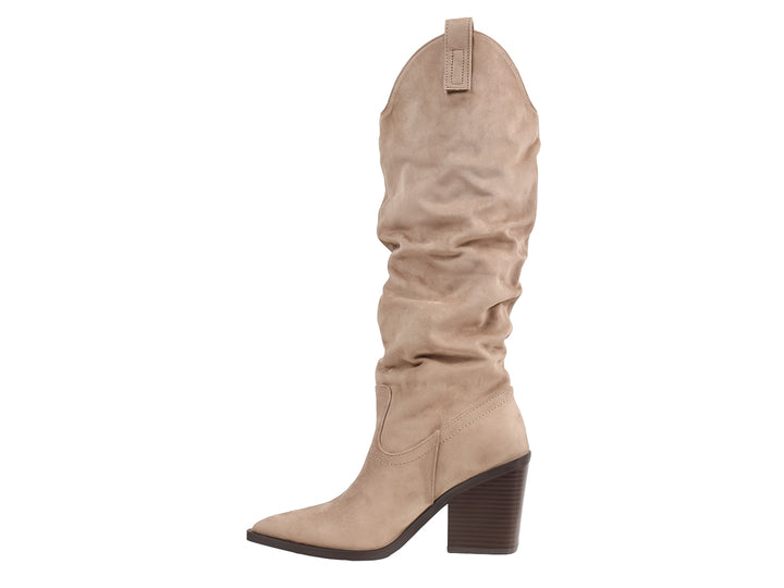 Bota alta color beige con tacón cuadrado y caña arrugada.