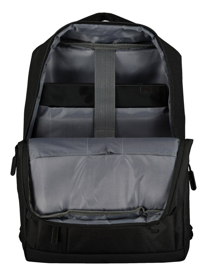 Mochila deportiva de color negro con un bolsillo frontal con cierre y asa superior.