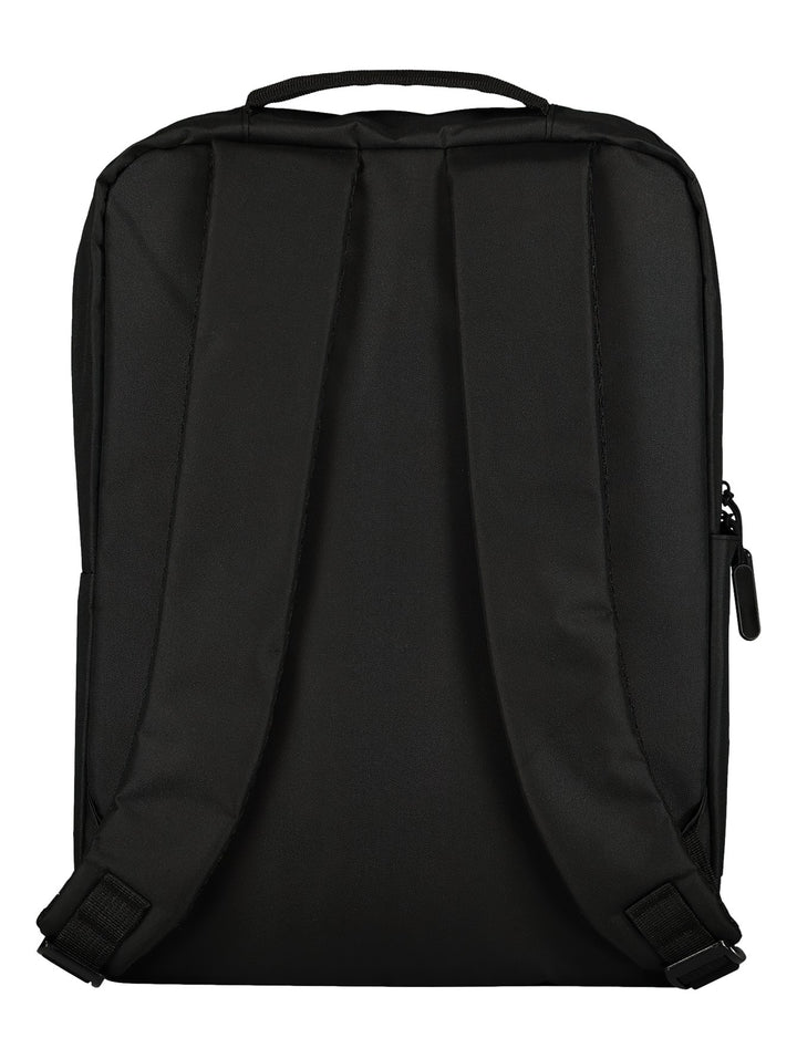 Mochila deportiva de color negro con un bolsillo frontal con cierre y asa superior.