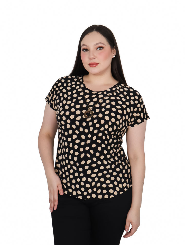 Mujer vistiendo blusa negra con lunares beige y collar dorado desmontable.