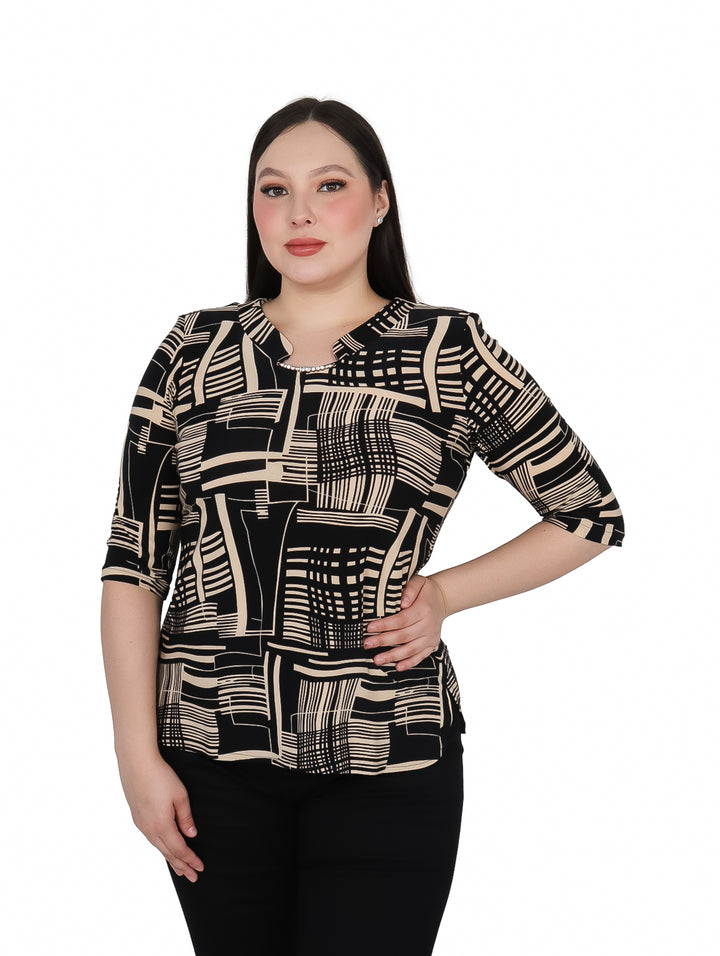 Mujer vistiendo blusa de licra con estampado geométrico en colores negro y beige.
