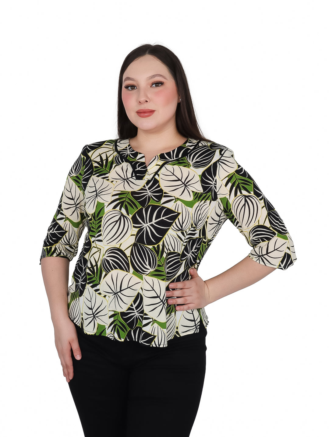 Mujer vistiendo blusa de licra con estampado de hojas en colores verde, blanco y negro.