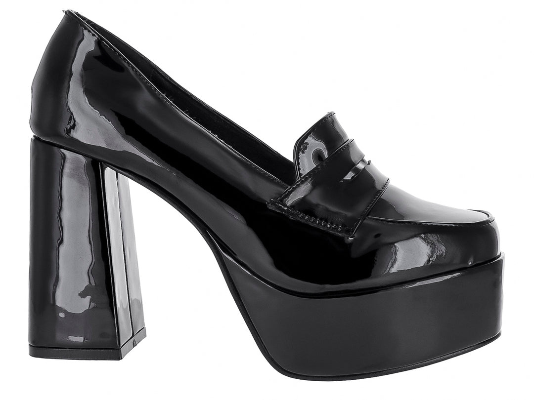 Zapato de tacón grueso y plataforma en color negro charol brillante.
