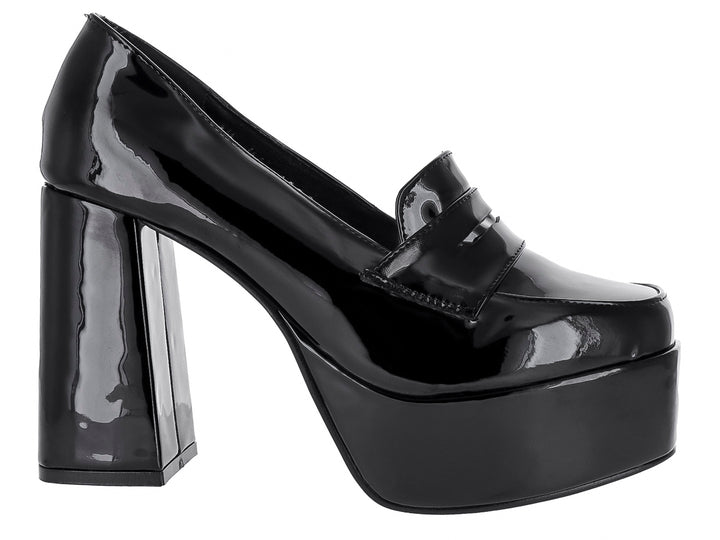 Zapato de tacón grueso y plataforma en color negro charol brillante.