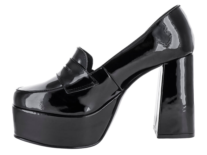 Zapato de tacón grueso y plataforma en color negro charol brillante.