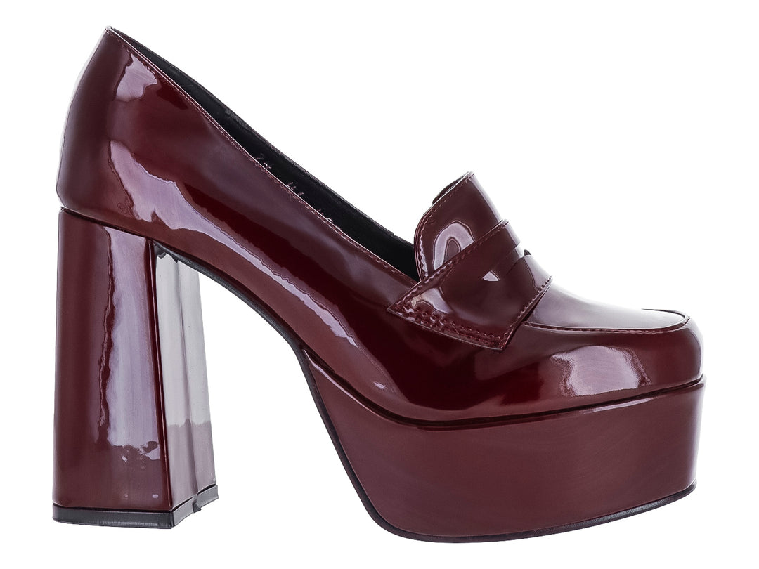 Zapato de tacón alto y plataforma en color merlot con acabado brillante de charol.