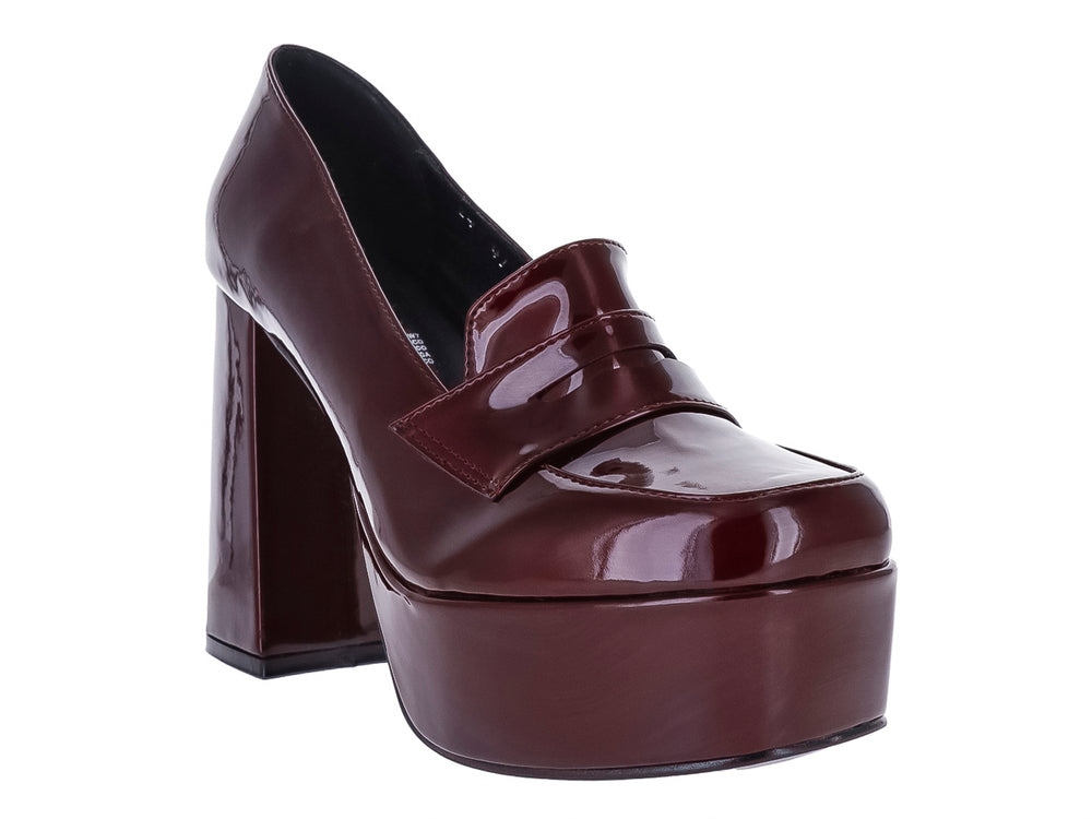 Zapato de tacón alto y plataforma en color merlot con acabado brillante de charol.