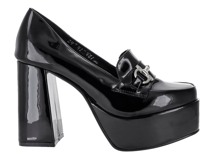 Zapato negro de charol con plataforma, tacón grueso y hebilla plateada.