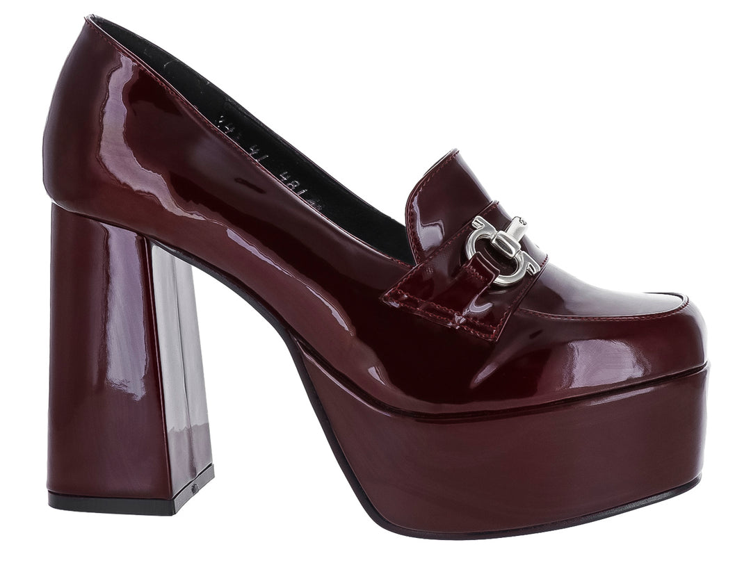 Zapato de tacón grueso y plataforma en color merlot brillante con hebilla plateada.