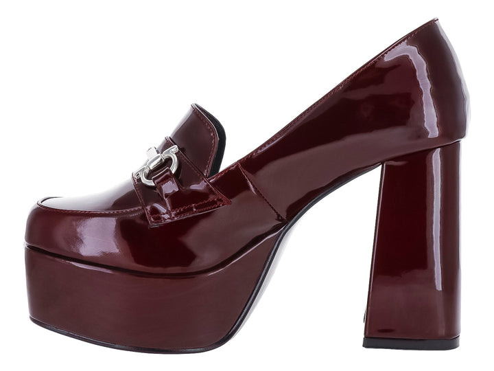 Zapato de tacón grueso y plataforma en color merlot brillante con hebilla plateada.