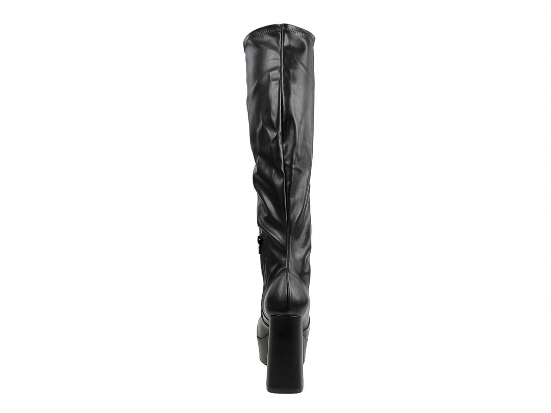 Bota alta de color negro con tacón grueso y plataforma.