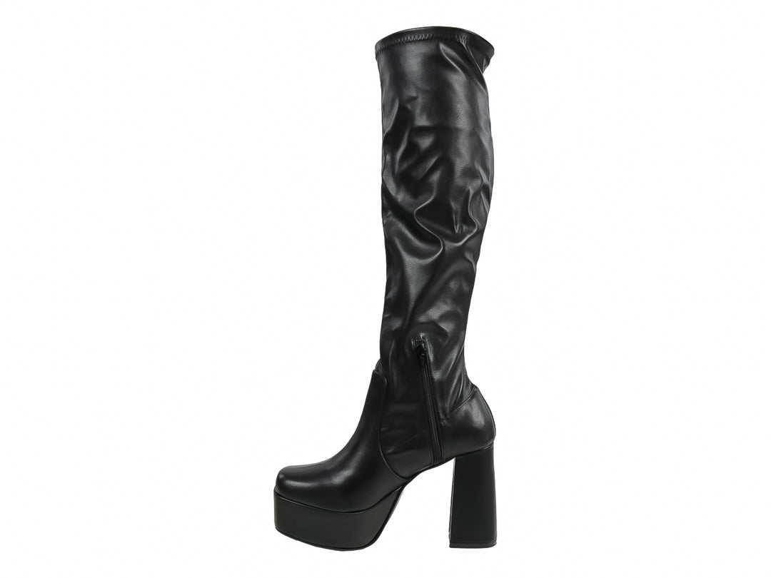 Bota alta de color negro con tacón grueso y plataforma.