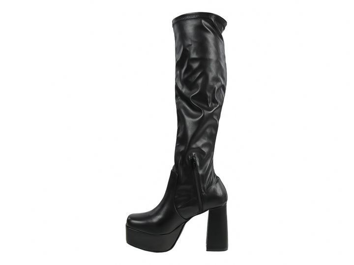 Bota alta de color negro con tacón grueso y plataforma.