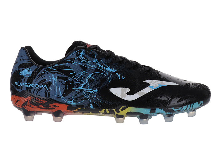 Zapato de fútbol Joma Super Copa color negro con patrones azules y detalles coloridos en la suela.