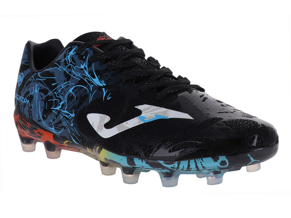 Zapato de fútbol Joma Super Copa color negro con patrones azules y detalles coloridos en la suela.