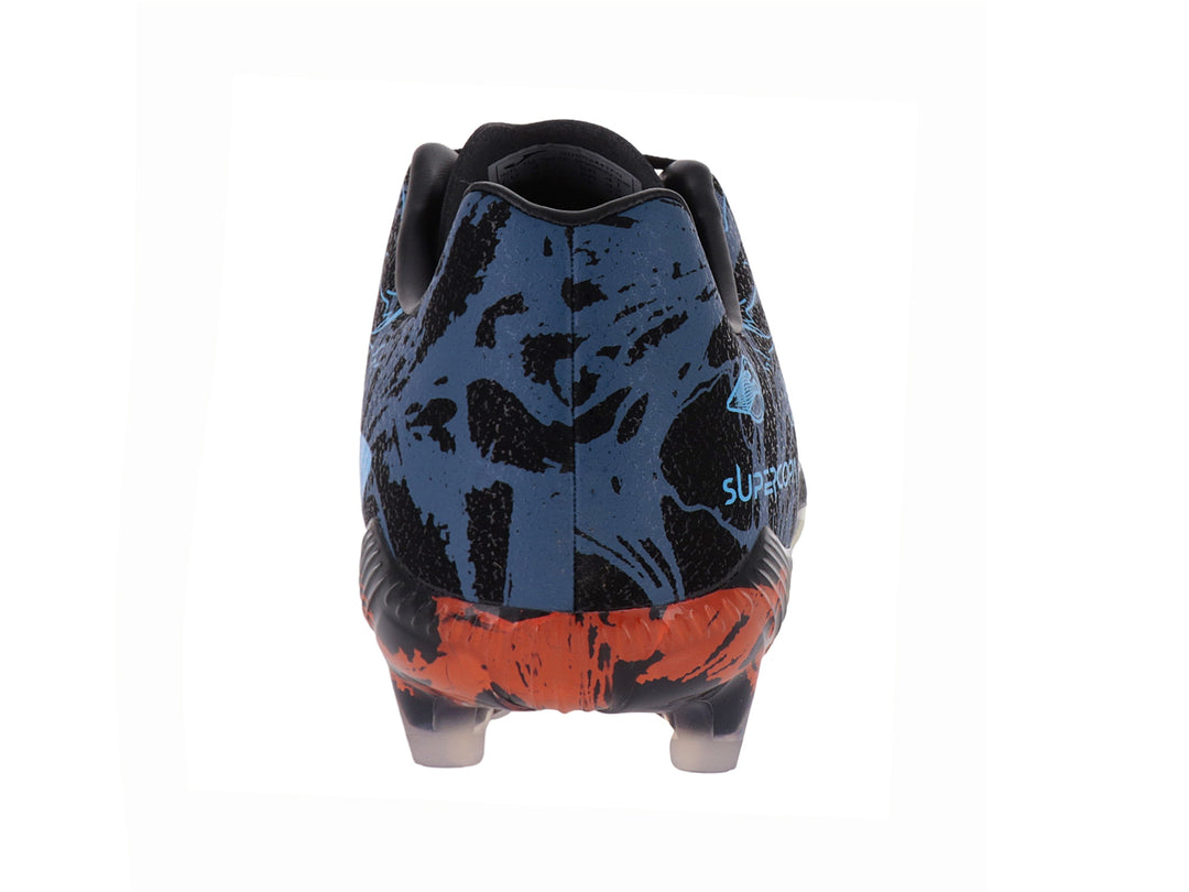 Zapato de fútbol Joma Super Copa color negro con patrones azules y detalles coloridos en la suela.
