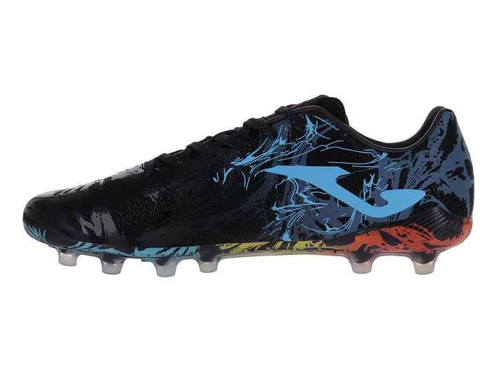 Zapato de fútbol Joma Super Copa color negro con patrones azules y detalles coloridos en la suela.