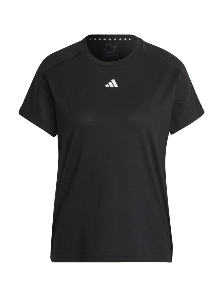 Mujer vistiendo playera deportiva Adidas color negro de manga corta y cuello redondo con logo blanco al centro.
