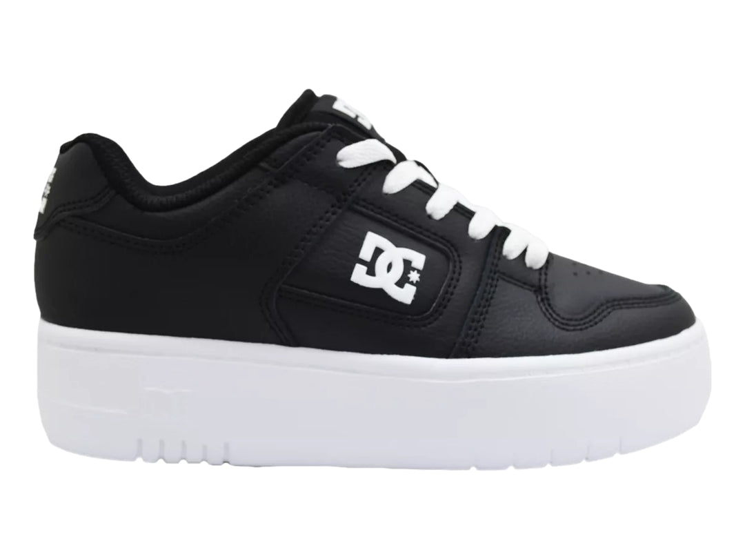 Tenis DC Shoes negros con suela de plataforma blanca y agujetas blancas.