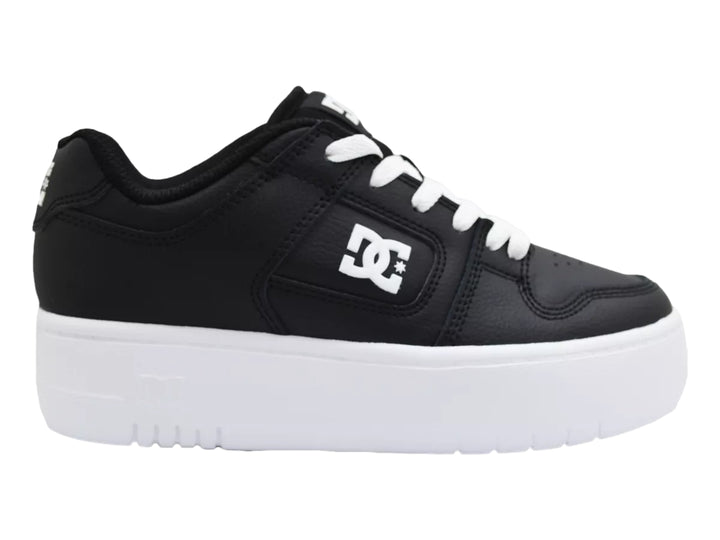 Tenis DC Shoes negros con suela de plataforma blanca y agujetas blancas.