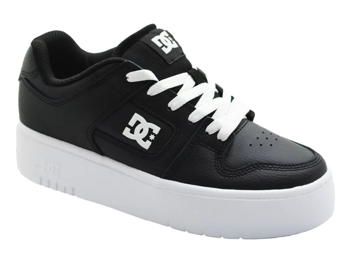 Tenis DC Shoes negros con suela de plataforma blanca y agujetas blancas.
