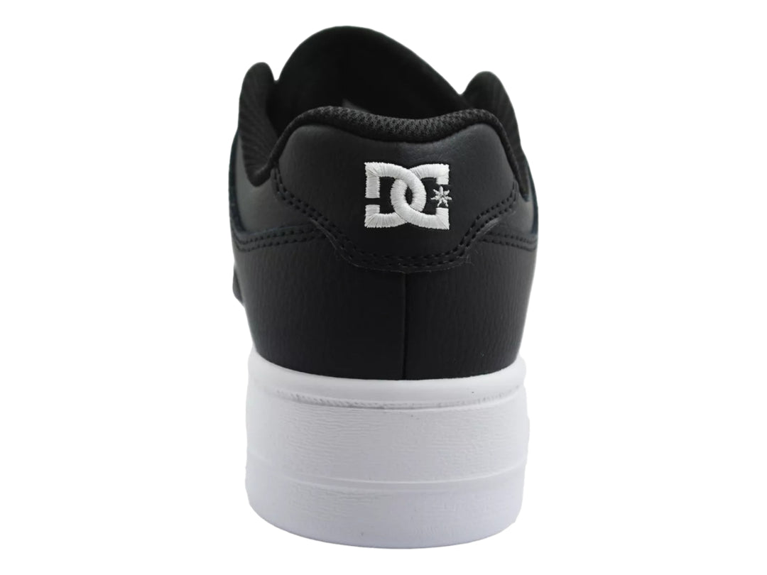 Tenis DC Shoes negros con suela de plataforma blanca y agujetas blancas.