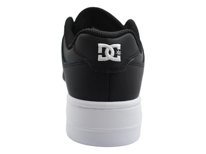 Tenis DC Shoes negros con suela de plataforma blanca y agujetas blancas.