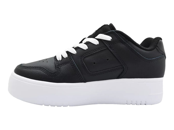 Tenis DC Shoes negros con suela de plataforma blanca y agujetas blancas.