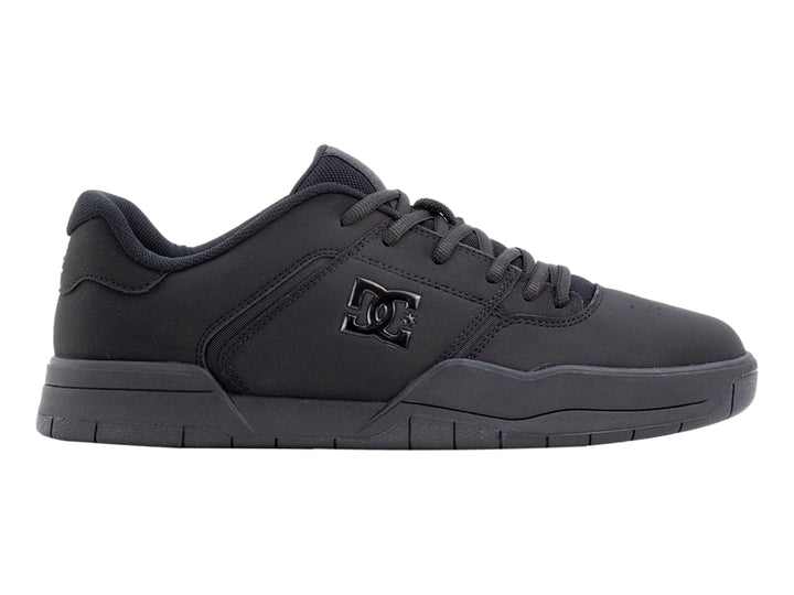 Tenis DC Shoes color negro sólido con suela gruesa y acabado mate.