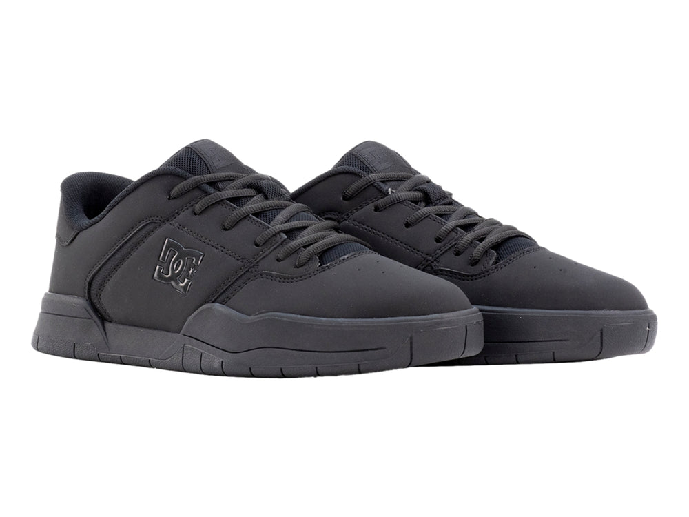 Tenis DC Shoes color negro sólido con suela gruesa y acabado mate.