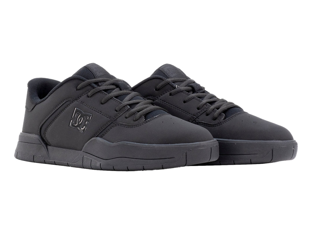 Tenis DC Shoes color negro sólido con suela gruesa y acabado mate.