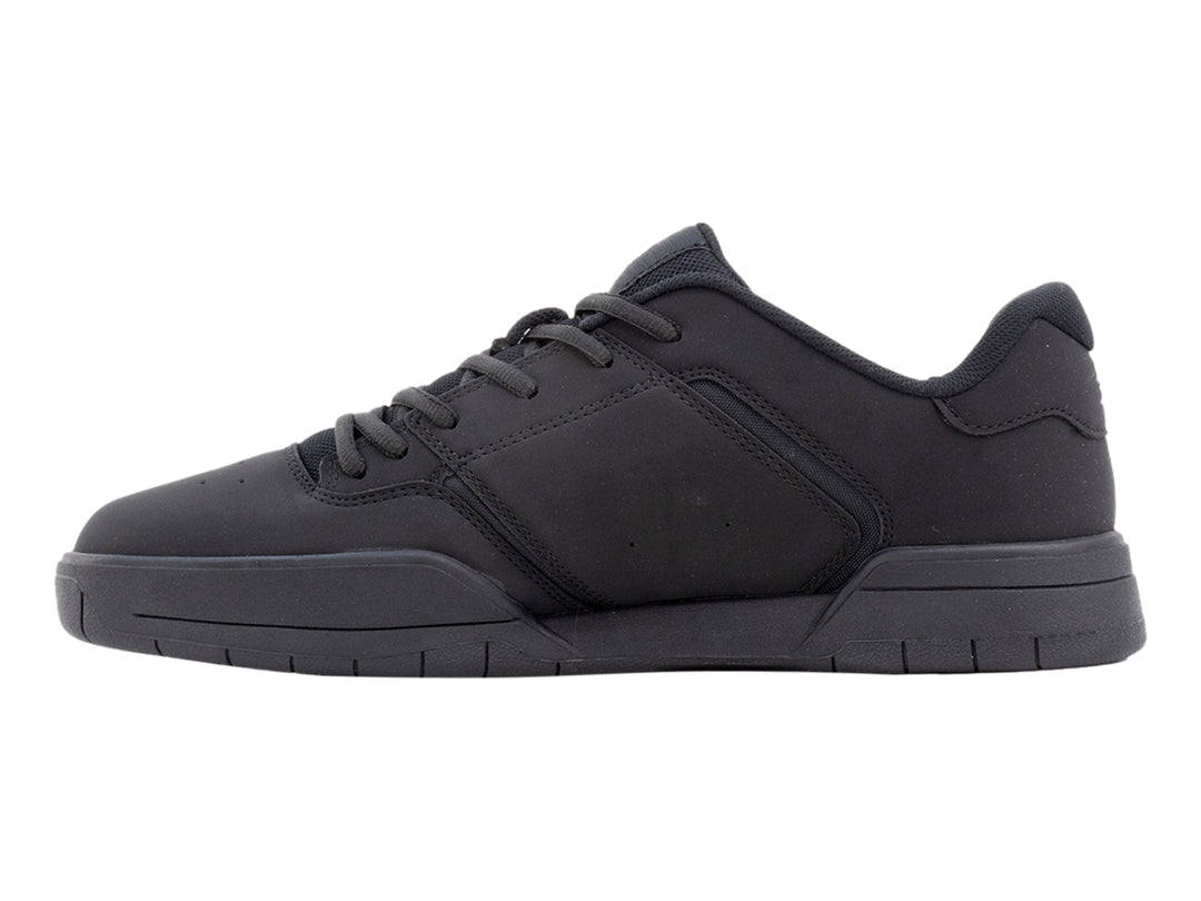 Tenis DC Shoes color negro sólido con suela gruesa y acabado mate.