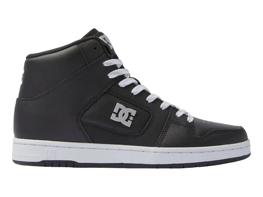 Tenis DC Shoes modelo Manteca 4 HI en color negro con suela y agujetas blancas.
