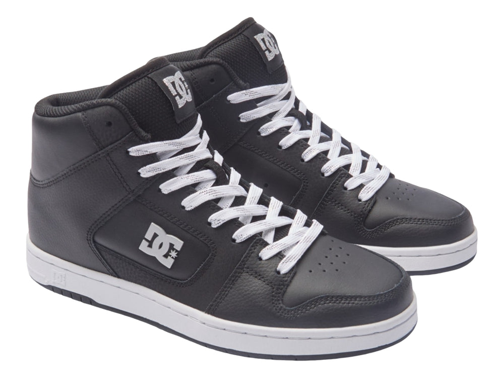 Tenis DC Shoes modelo Manteca 4 HI en color negro con suela y agujetas blancas.